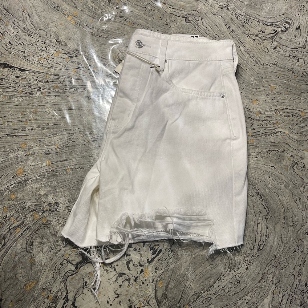 New Women’s white denim Jean 
shorts size 27
Mom shorts 
High rise relaxed - Picture 7 of 9
